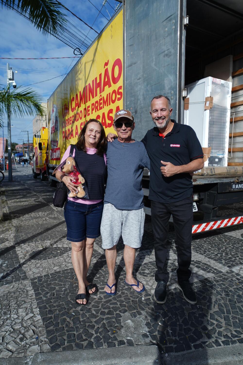 Foto 3 / Lojas MM entrega caminhão de prêmio em Matinhos